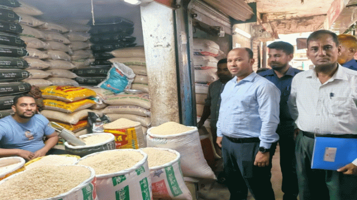 প্লাস্টিকের বস্তায় চাল বিক্রি, ৪ ব্যবসায়িকে জরিমানা 