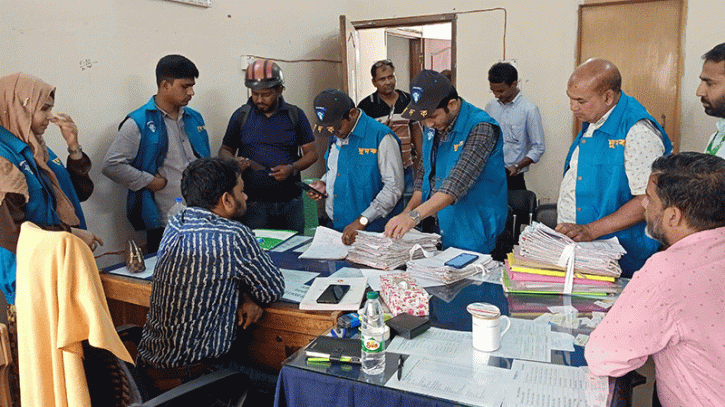 দিনাজপুর বিআরটিএতে দুদকের অভিযান 