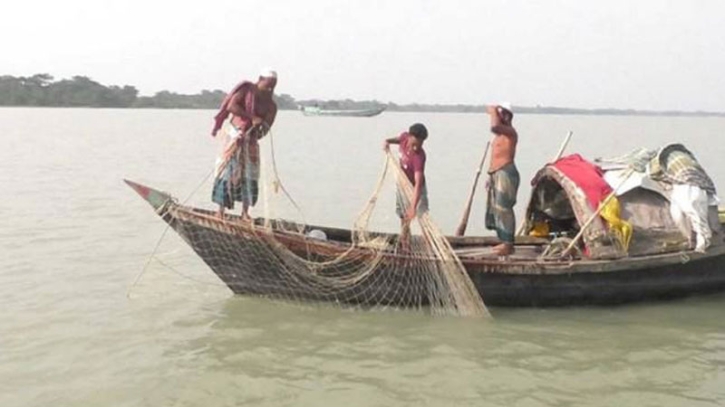 ফের পদ্মা-মেঘনা নদীতে ফিরেছে জেলেরা