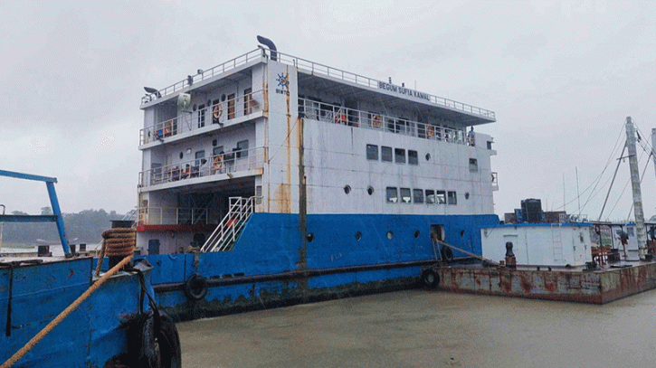 ৪ লাশবাহী গাড়ি নিয়ে ফেরি আটকা 