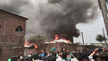 গাজীপুরের কোনাবাড়ীতে ঝুট গুদামে আগুন, নিয়ন্ত্রণে ৬ ইউনিট