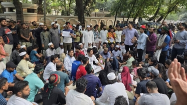 আওয়ামী লীগকে নিষিদ্ধ করার দাবিতে যমুনার সামনে রাত থেকে বিক্ষোভ