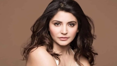 আনুশকার ক্যারিয়ার শেষ করতে চেয়েছিলেন করণ