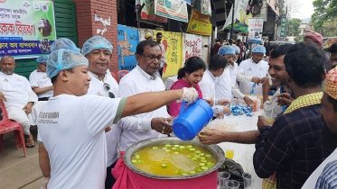বান্দরবানে মে দিবস উপলক্ষ্যে শরবত ও কেক বিতরণ
