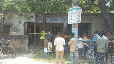 খাটের ওপর পড়েছিল আইনজীবীর মরদেহ 