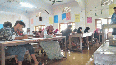 পানিতে পরীক্ষা দিলো শিক্ষার্থীরা 