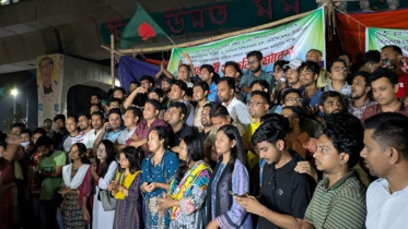 সমবেত কণ্ঠে জাতীয় সংগীত গেয়ে শিক্ষার্থীদের প্রতিবাদ
