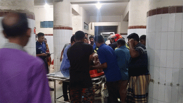 যাত্রীবাহী বাস ও ট্রাকের মুখোমুখি সংঘর্ষে নিহত ১, আহত ১৫ 