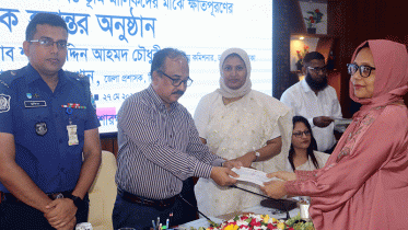 ভূমি মালিকদের মধ্যে ক্ষতিপূরণের চেক বিতরণ