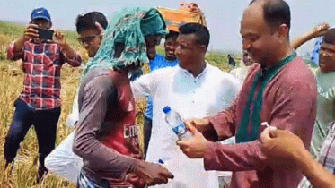 কৃষকদের মাঝে বিশুদ্ধ পানি ও স্যালাইন বিতরণ