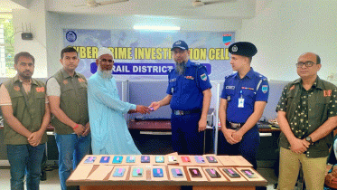 হারানো মোবাইল ও টাকা হস্তান্তর করলেন পুলিশ সুপার