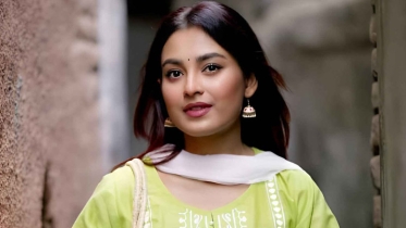 শুটিং রেখেই ঢাকায় ফিরতে হল তটিনীকে 