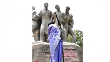 টিএসসিতে নারীর সেই প্রতিকৃতি কে ঝোলাল