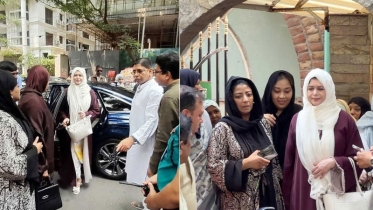 মসজিদে নামাজ আদায় করেন জোবাইদা রহমান