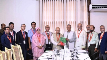 প্রধান উপদেষ্টার কাছে প্রতিবেদন জমা দিল স্বাস্থ্যখাত সংস্কার কমিশ