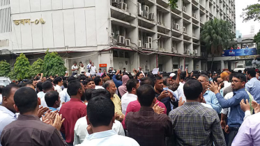 সচিবালয়ে বিক্ষোভ: রাষ্ট্রের কর্মচারীদের ‘অগ্রহণযোগ্য’ আচরণ