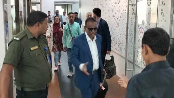 ১৫ বছর পর দেশে হানিফ পরিবহনের মালিক