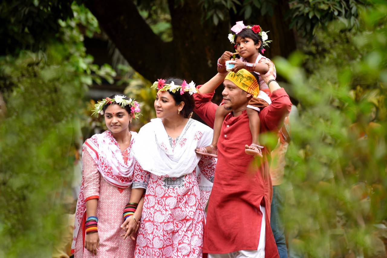 ছবিতে জয়া আহসান, সুমন ফারুক, শিমু ও শিশুশিল্পী সাথী