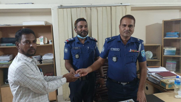 হাতীবান্ধায় কুড়িয়ে পাওয়া টাকা ফিরিয়ে দিলেন পুলিশ সার্জেন্ট