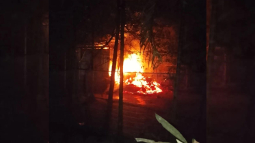দুর্বৃত্তের আগুনে পুড়লো একই পরিবারের ৩টি ঘর