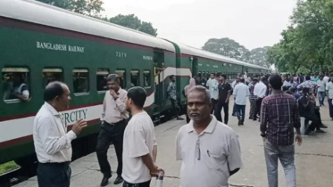 ট্রেন রেখে পালালেন চালক