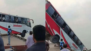 দৌলতদিয়ায় ফেরিতে ওঠার সময় নদীতে বাস, বহু হতাহতের আশঙ্কা