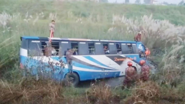 এক্সপ্রেসওয়ের রেলিং ভেঙে বাস খাদে, নিহত ৩