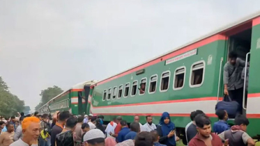 টাঙ্গাইলে ট্রেন লাইনচ্যুত, উত্তরবঙ্গের সঙ্গে চলাচল বন্ধ