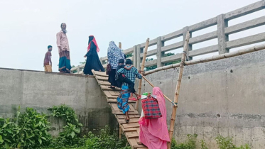 কোটি টাকার সেতুতে উঠতে হয় কাঠের মই বেয়ে