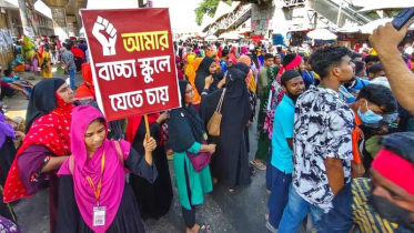 ৩০ হাজার টাকা মজুরির দাবিতে উত্তরায় সড়ক অবরোধ