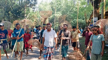 ধলাই নদীতে শত বছরের ঐতিহ্য পলো বাওয়া উৎসব