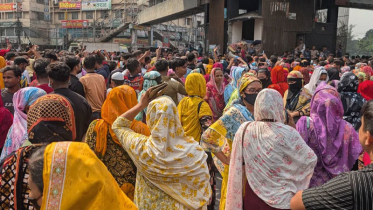 ন্যূনতম বেতন ৩০ হাজারের দাবিতে মিরপুরে পোশাক শ্রমিকদের সড়ক অবরোধ