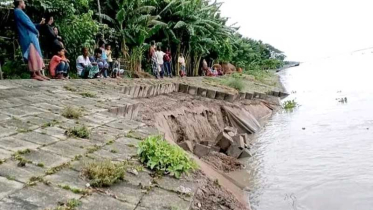 ব্রহ্মপুত্রের বাঁধে ২০০ মিটার ধস, আতঙ্কে গ্রামবাসী
