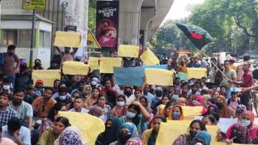 নিয়োগপত্রের দাবিতে শাহবাগে প্রাথমিকের সুপারিশপ্রাপ্তদের অবস্থান