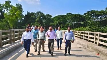 আমড়াগাছিয়ায় নির্মাণাধীন সেতু এলাকা পরিদর্শনে প্রকল্প পরিচালক
