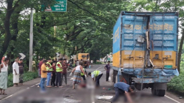 কাভার্ডভ্যানে বাসের ধাক্কায় নিহত ৩