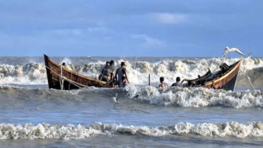 বঙ্গোপসাগরে ট্রলারডুবি, প্রাণে বাঁচলেন ১৪ জেলে