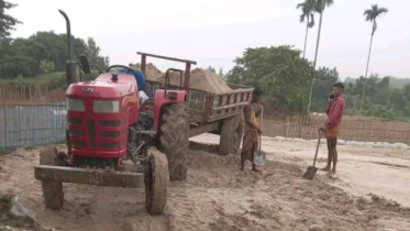 বাহুবলে প্রশাসনের চোখের সামনেই বালু লুট