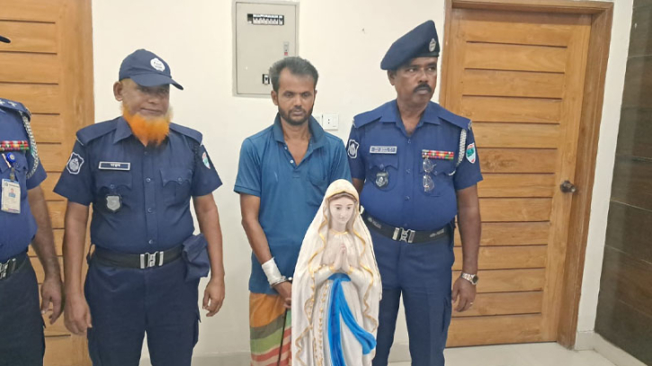 ক্যাথলিক চার্চ ভাঙচুর করায় যুবক গ্রেপ্তার