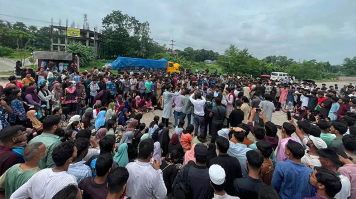 অপ্রতিম হত্যার বিচার দাবিতে ঢাকা-চট্টগ্রাম মহাসড়ক অবরোধ
